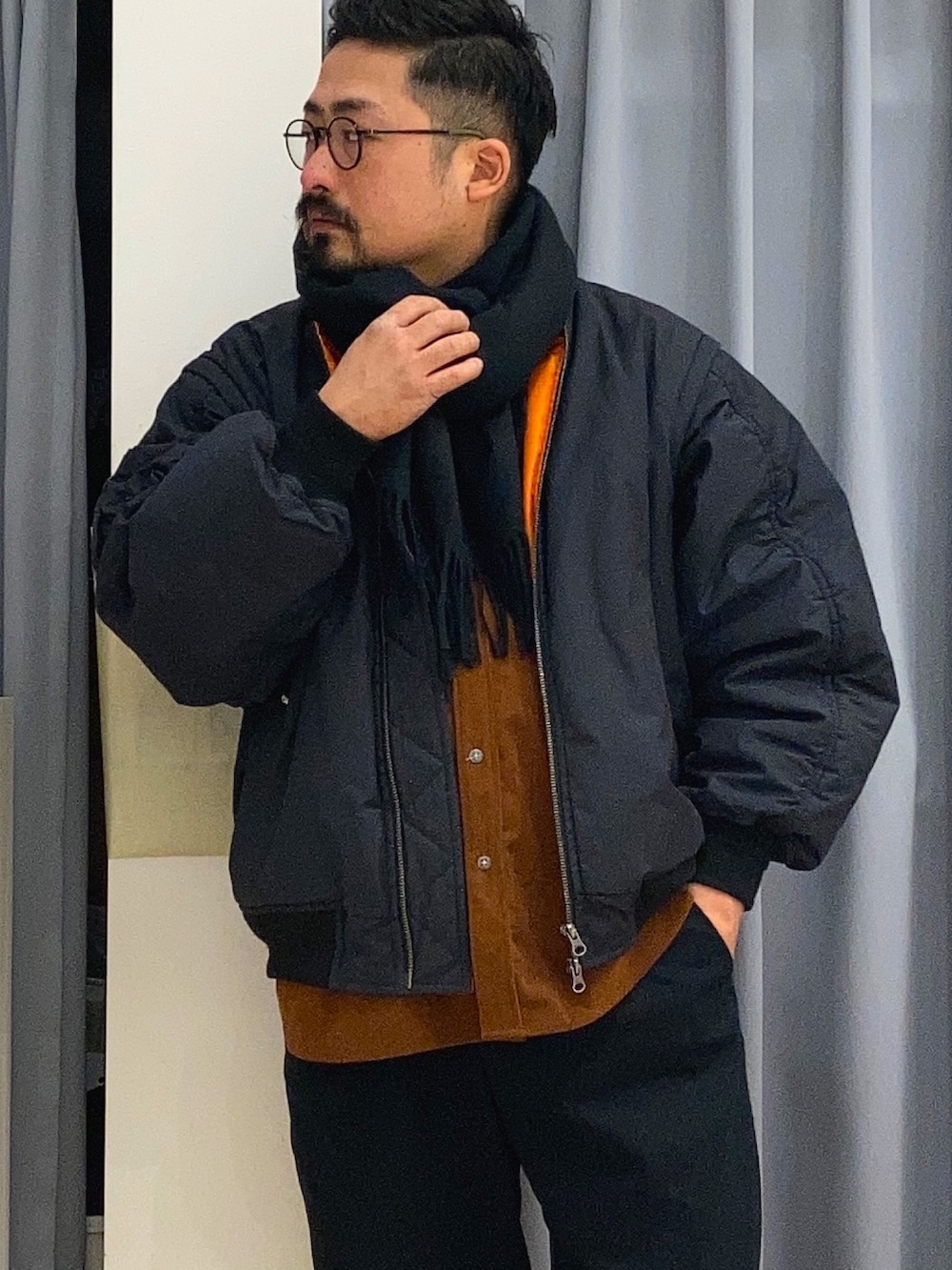 ブラウン系のシャツ/ブラウス、ブラック系のストール/ショールを着用したメンズの冬コーディネートの2枚目の写真