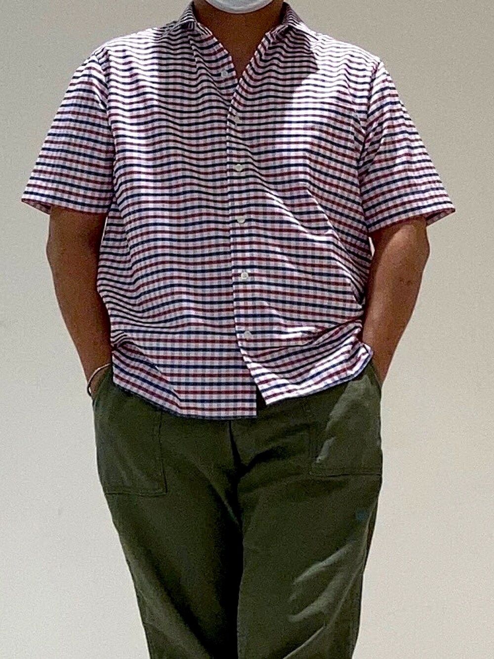 レッド系のシャツ/ブラウスを着用したメンズの夏コーディネートの3枚目の写真