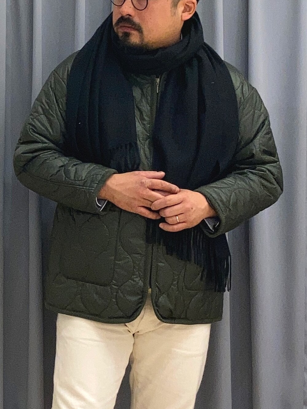 グリーン系のミリタリージャケット、ブラック系のストール/ショールを着用したメンズの冬コーディネートの2枚目の写真