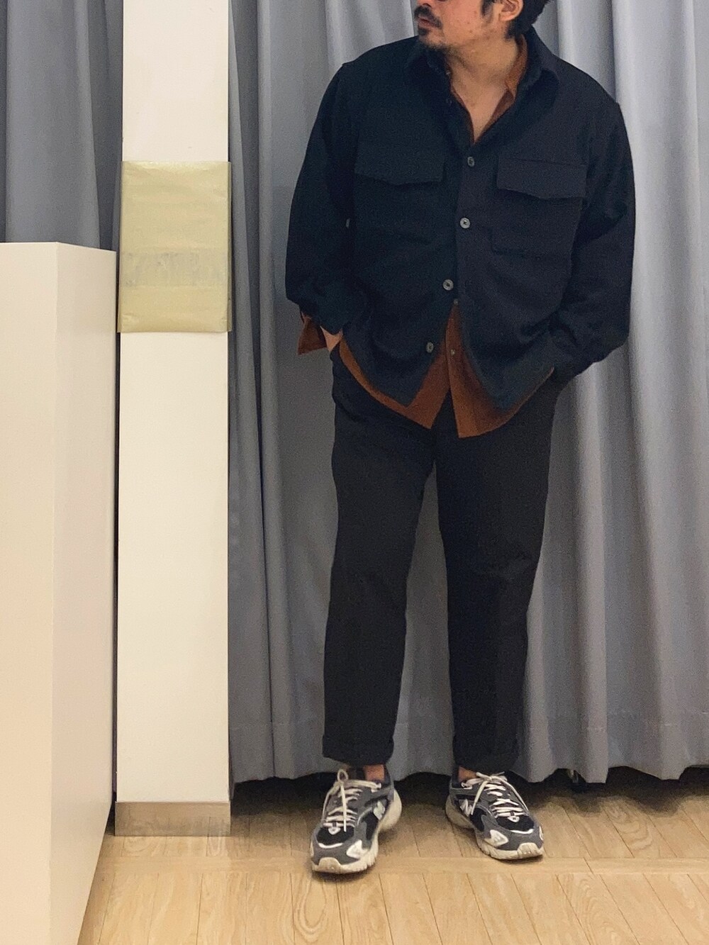 ブラック系のシャツ/ブラウス、ブラウン系のシャツ/ブラウス、ブラック系のパンツを着用したメンズの秋コーディネートの3枚目の写真