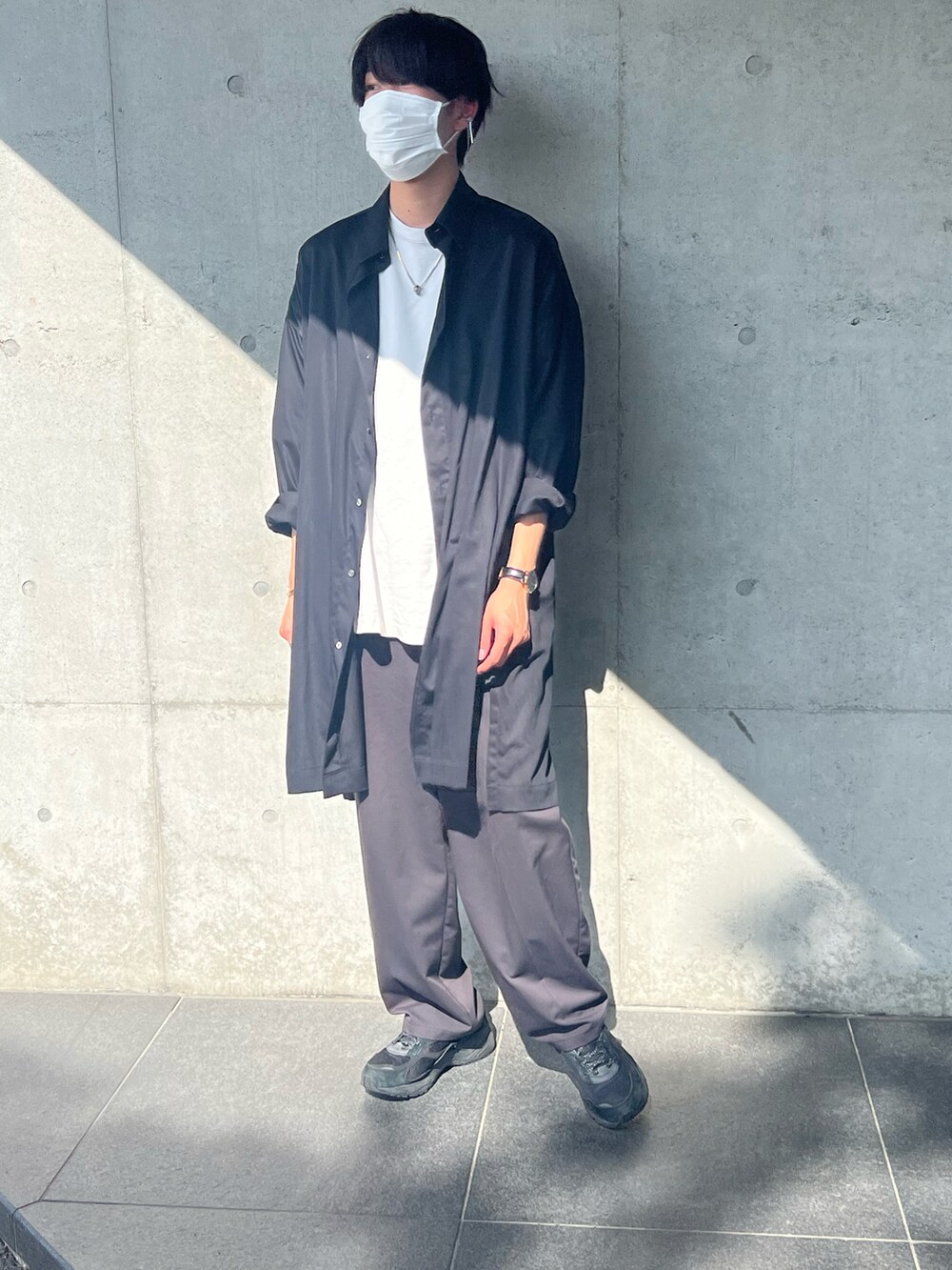 グレー系のその他パンツ、グレー系のTシャツ/カットソー、ブラック系のスニーカーを着用したメンズの春コーディネートの2枚目の写真