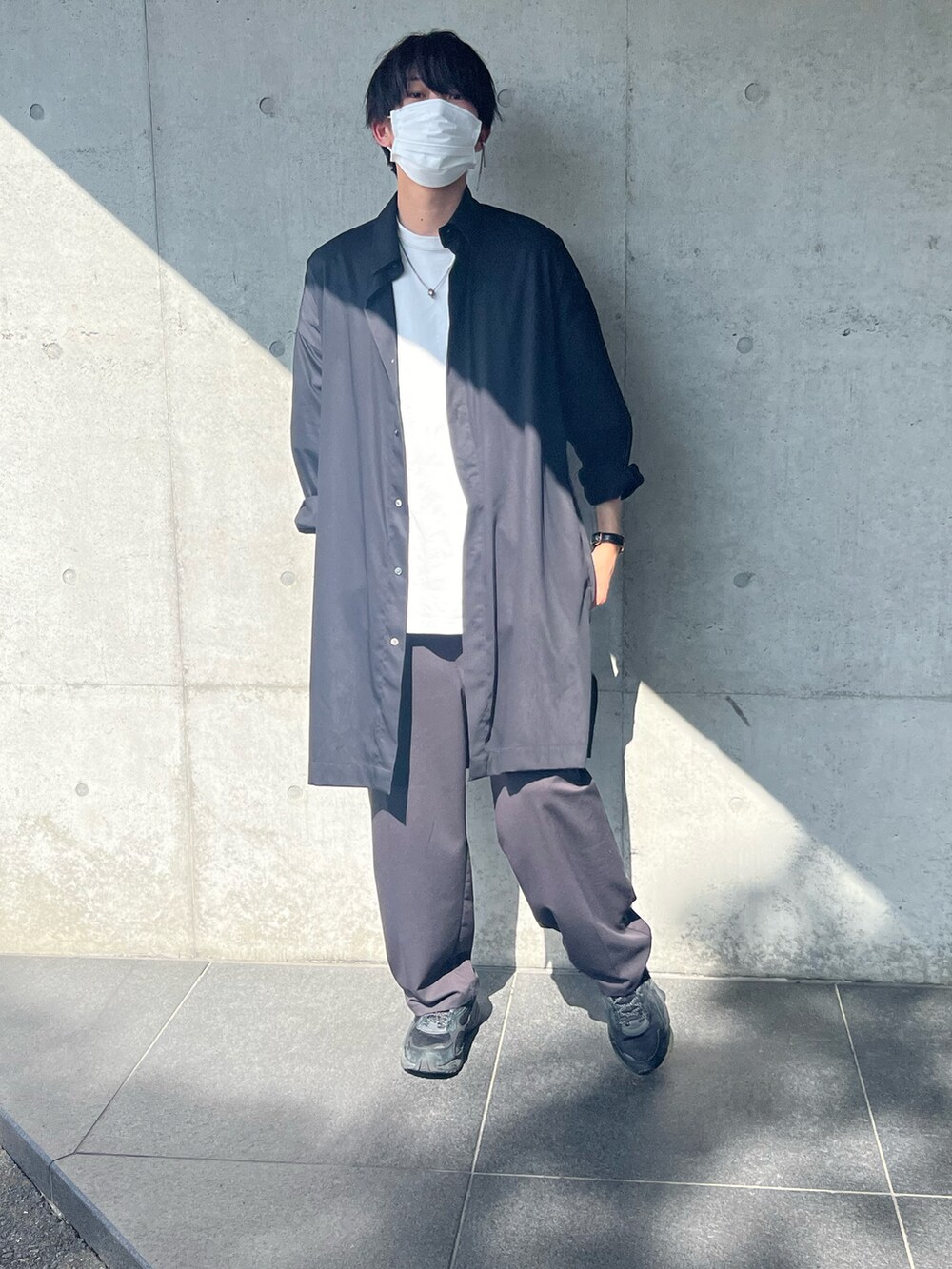 グレー系のその他パンツ、グレー系のTシャツ/カットソー、ブラック系のスニーカーを着用したメンズの春コーディネートの3枚目の写真