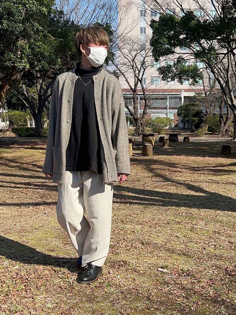 ベージュ系のカーディガン/ボレロ、ブラック系のTシャツ/カットソー、ホワイト系のその他パンツを着用したメンズの春コーディネートの2枚目の写真