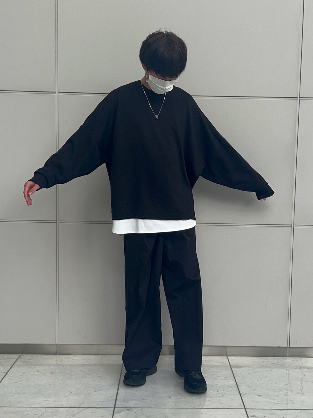 ブラック系のTシャツ/カットソー、ホワイト系のTシャツ/カットソー、ブラック系のその他パンツを着用したメンズの春コーディネートの2枚目の写真