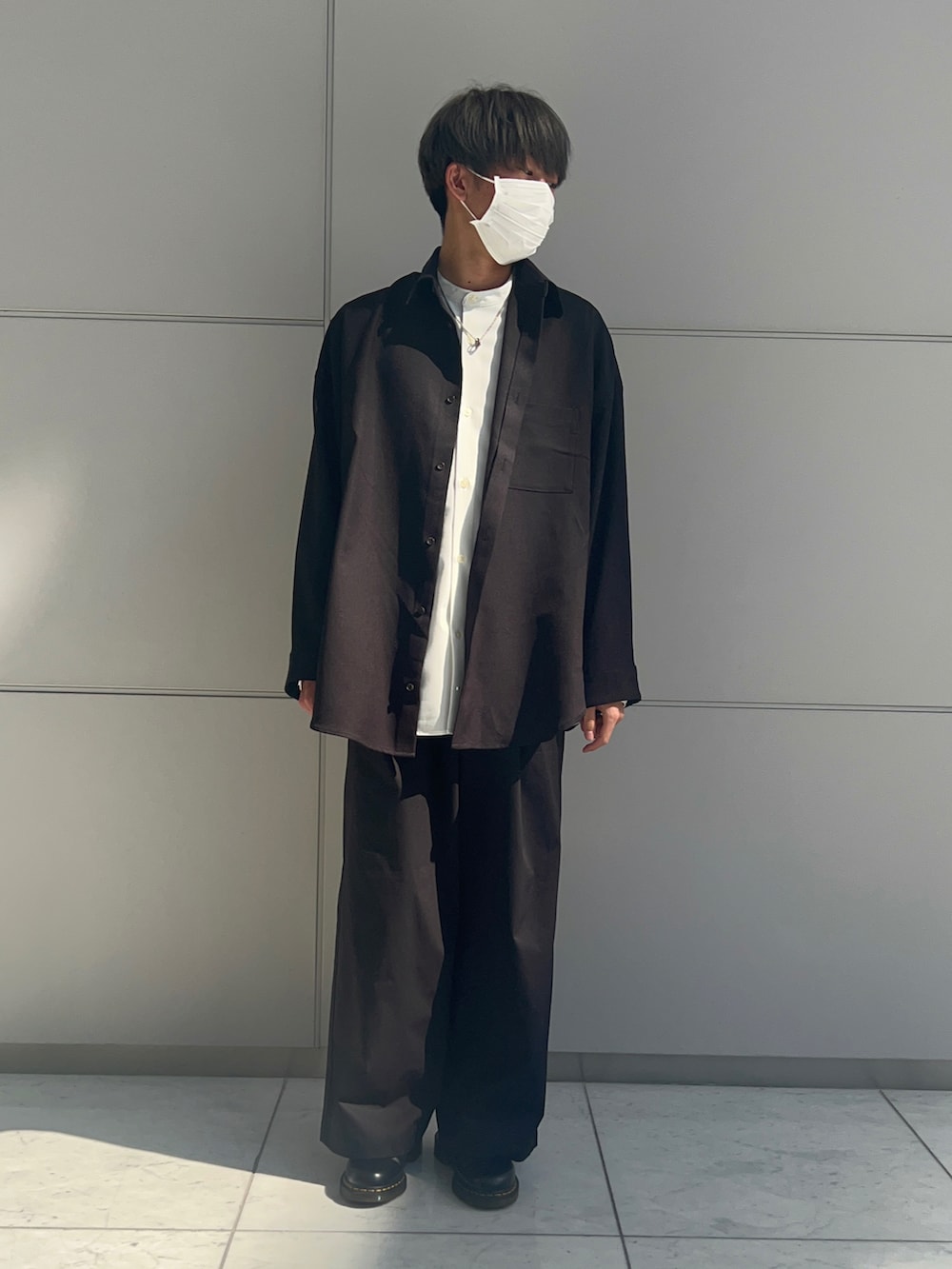 ブラック系のシャツ/ブラウス、ホワイト系のシャツ/ブラウス、ブラック系のその他パンツを着用したメンズの春コーディネートの2枚目の写真