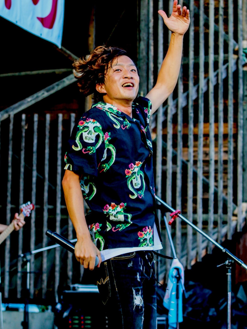 ブラック系のシャツ/ブラウス、ブラック系のデニムパンツを着用したメンズの春コーディネートの2枚目の写真