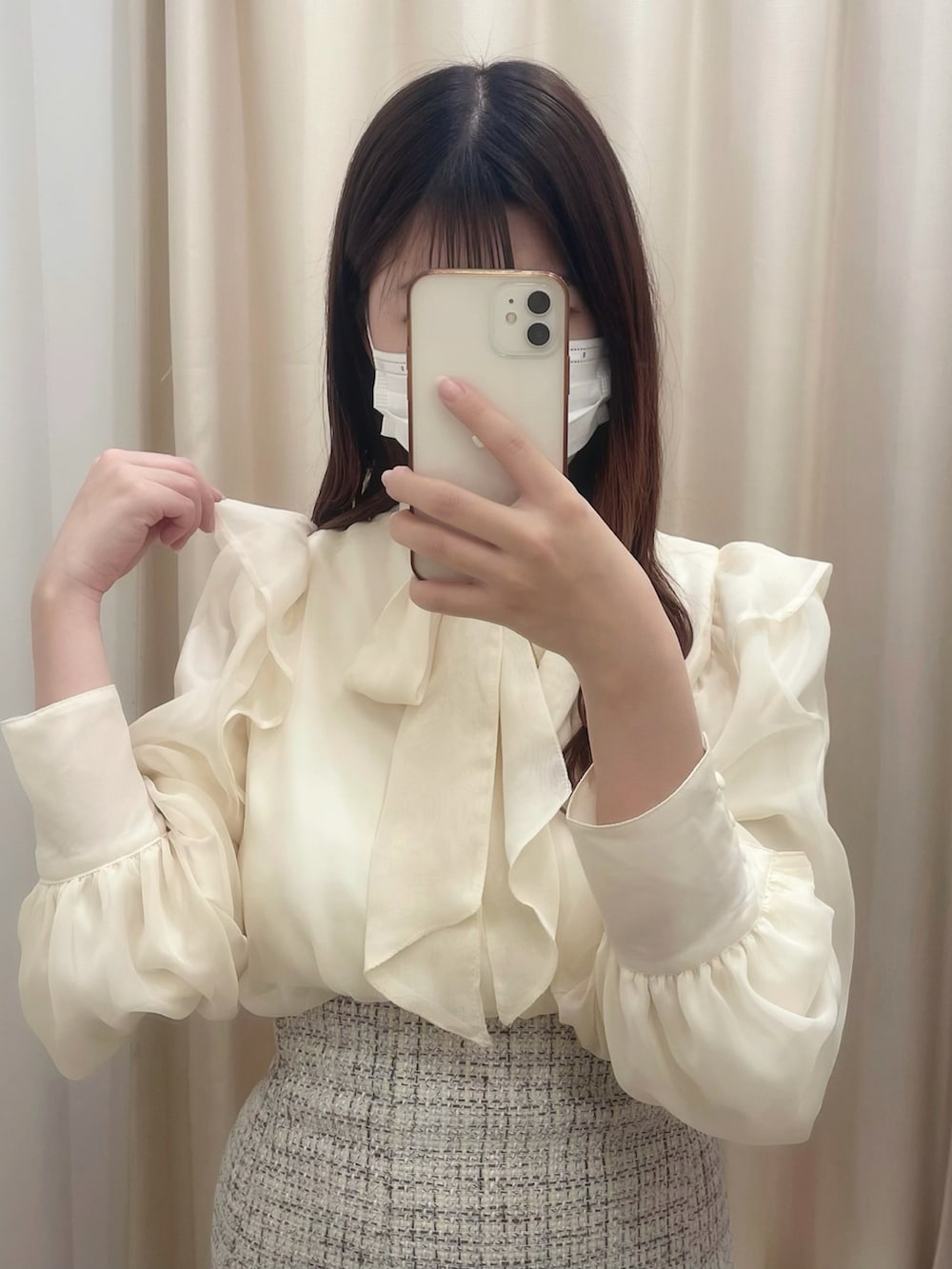 ベージュ系のトレンチコート、ホワイト系のシャツ/ブラウス、ホワイト系のスカートを着用したレディースの春コーディネートの2枚目の写真