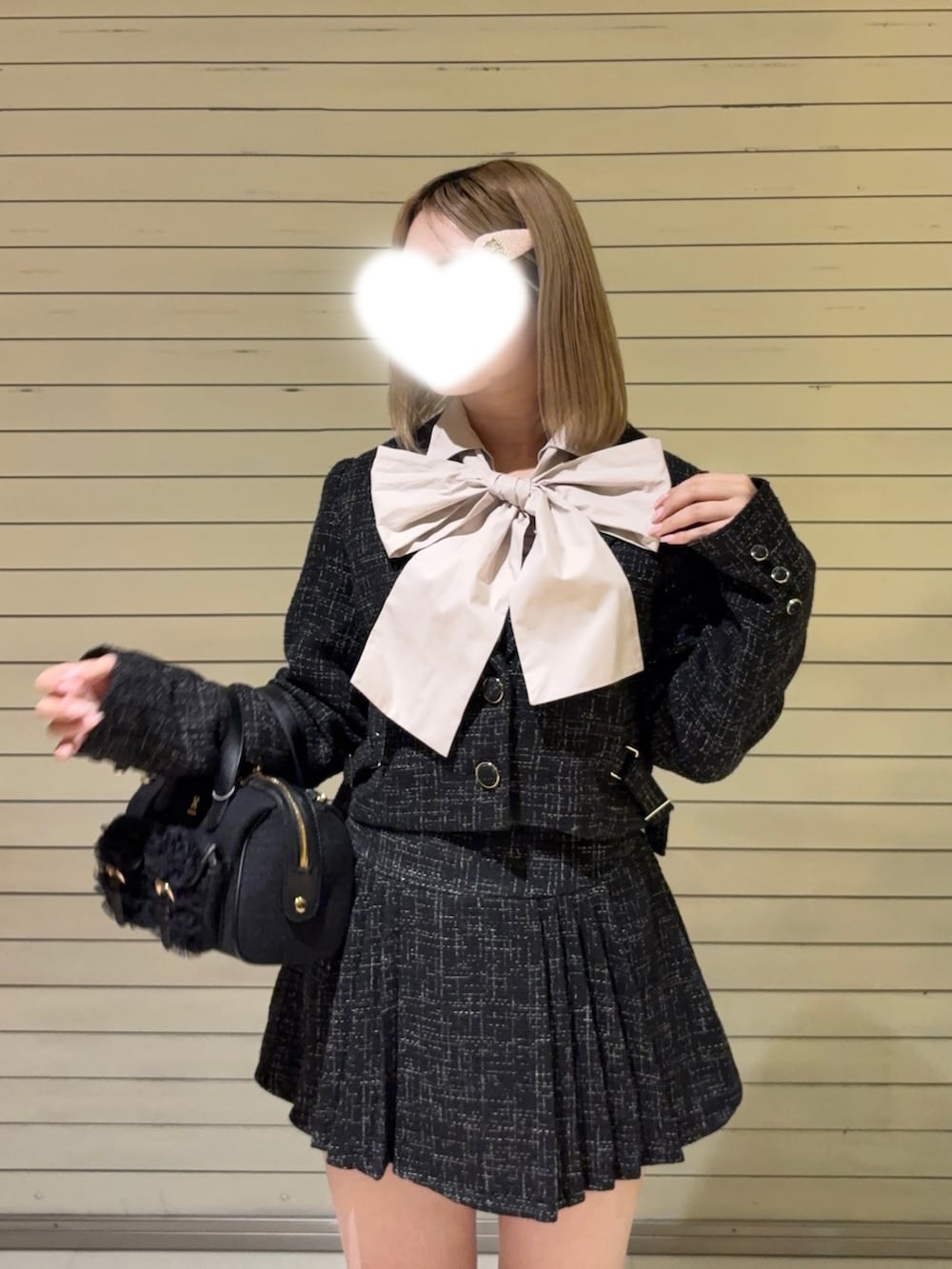 ピンク系のシャツ/ブラウス、ブラック系のテーラードジャケット、ブラック系のスカートを着用したレディースの春コーディネートの2枚目の写真