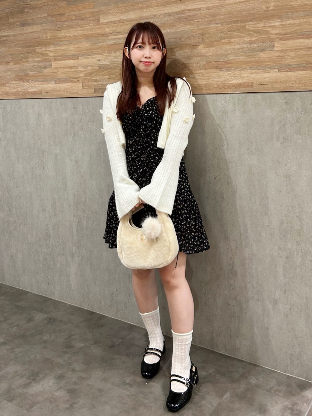 ホワイト系のパーカー、ブラック系のワンピース、ホワイト系のハンドバッグを着用したレディースの夏コーディネートの2枚目の写真