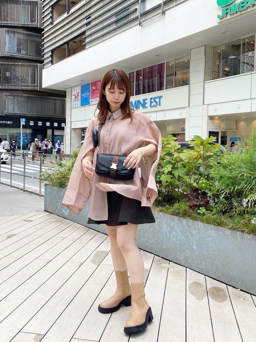 ブラウン系のシャツ/ブラウス、ブラック系のショルダーバッグ、ブラック系のスカートを着用したレディースの夏コーディネートの2枚目の写真