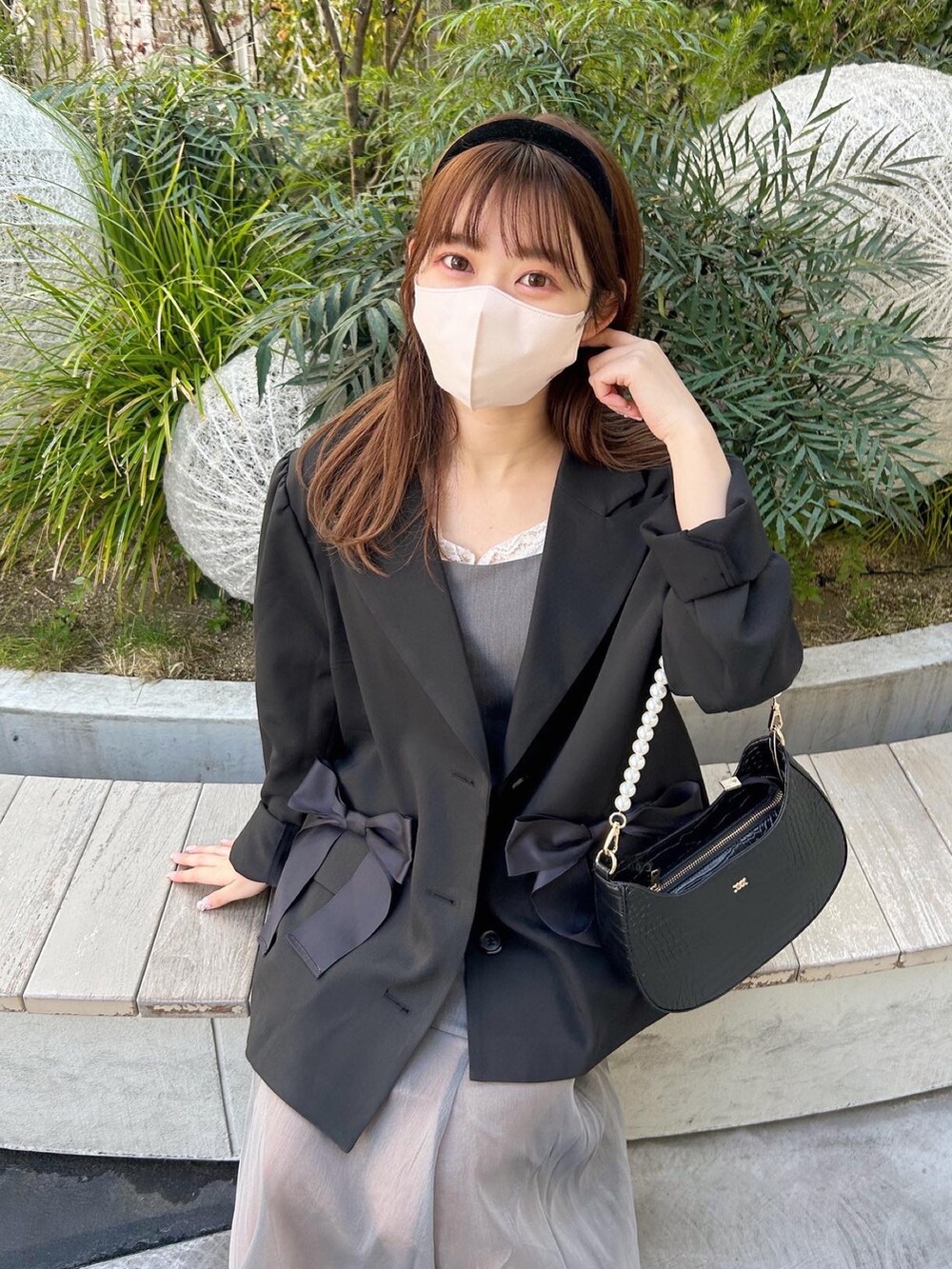 ブラック系のテーラードジャケット、グレー系のワンピース、ベージュ系のバレエシューズを着用したレディースの冬コーディネートの3枚目の写真