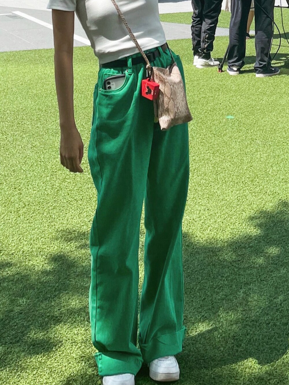 ホワイト系のスニーカー、ホワイト系のTシャツ/カットソー、ベージュ系のキャップを着用したレディースの春コーディネートの3枚目の写真