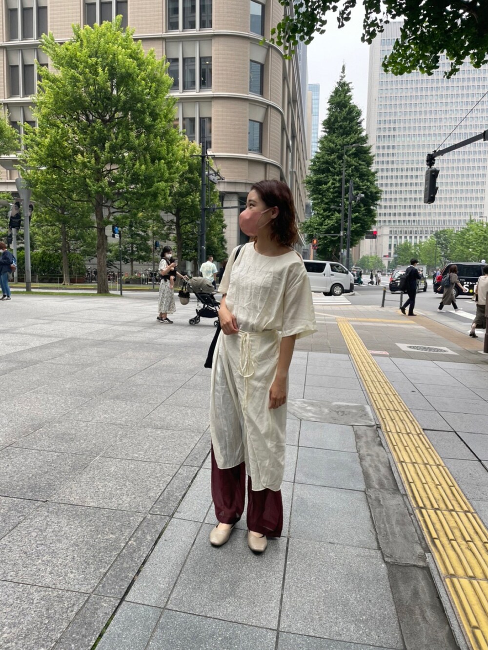 ベージュ系のワンピースを着用したレディースの春コーディネートの2枚目の写真