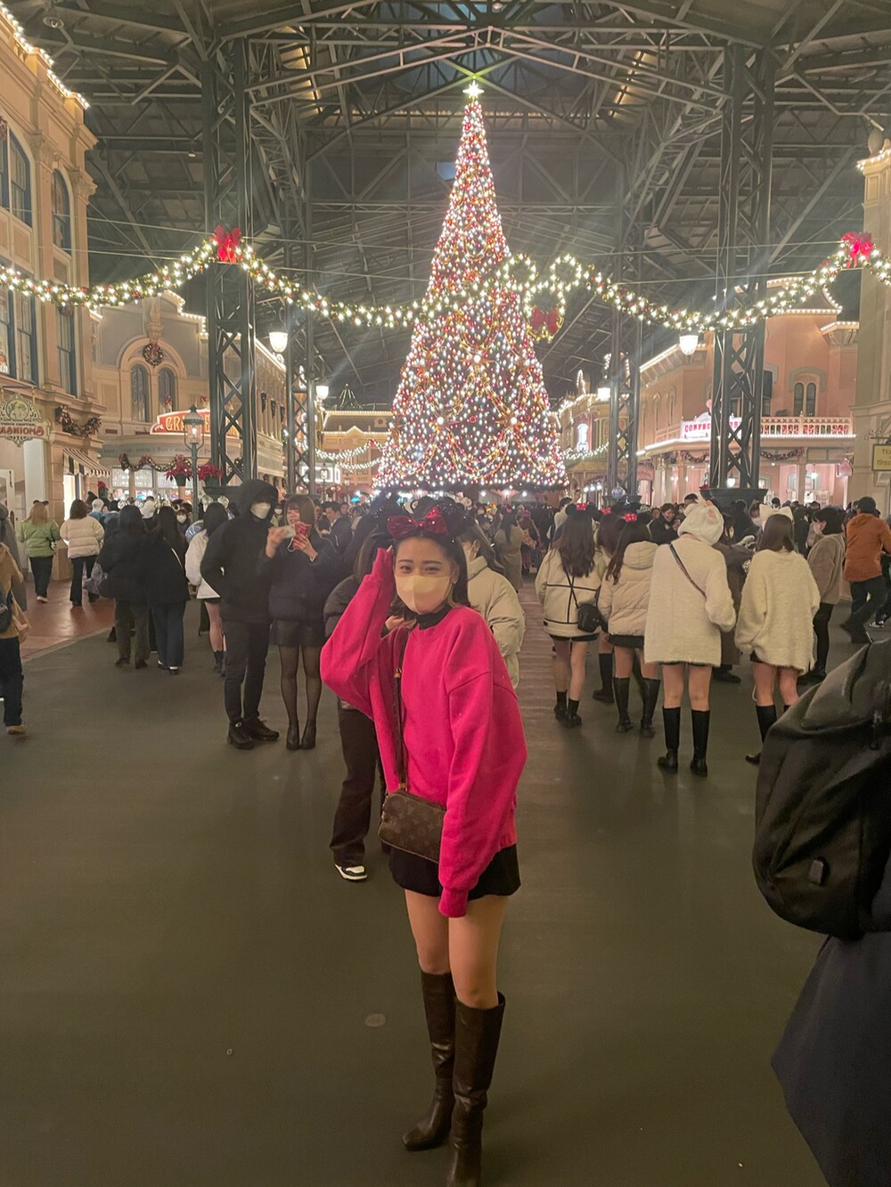 ピンク系のスウェット、ブラウン系のショルダーバッグ、ブラック系のその他パンツを着用したレディースの春コーディネートの2枚目の写真