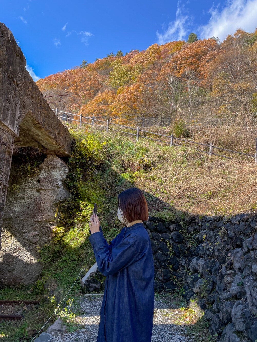 ブルー系のワンピースを着用したレディースの春コーディネートの3枚目の写真