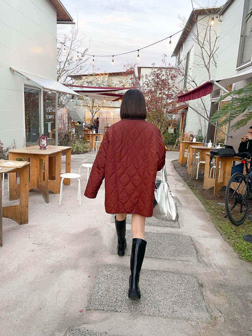 ホワイト系のニット/セーター、ブラック系のその他パンツを着用したレディースの春コーディネートの4枚目の写真