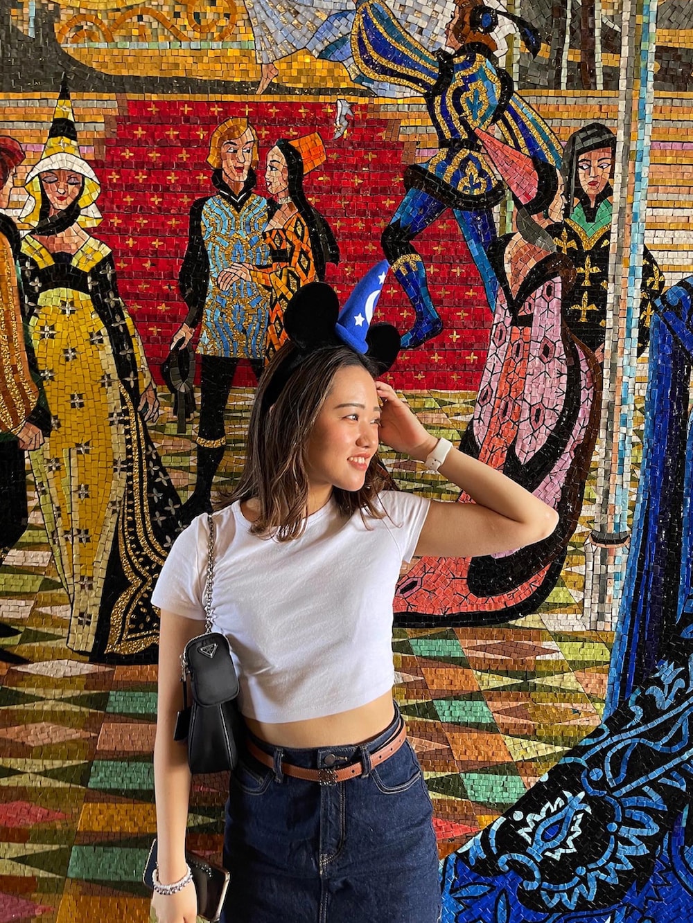 ホワイト系のTシャツ/カットソー、ブルー系のデニムスカート、ブラック系のトートバッグを着用したレディースの春コーディネートの2枚目の写真