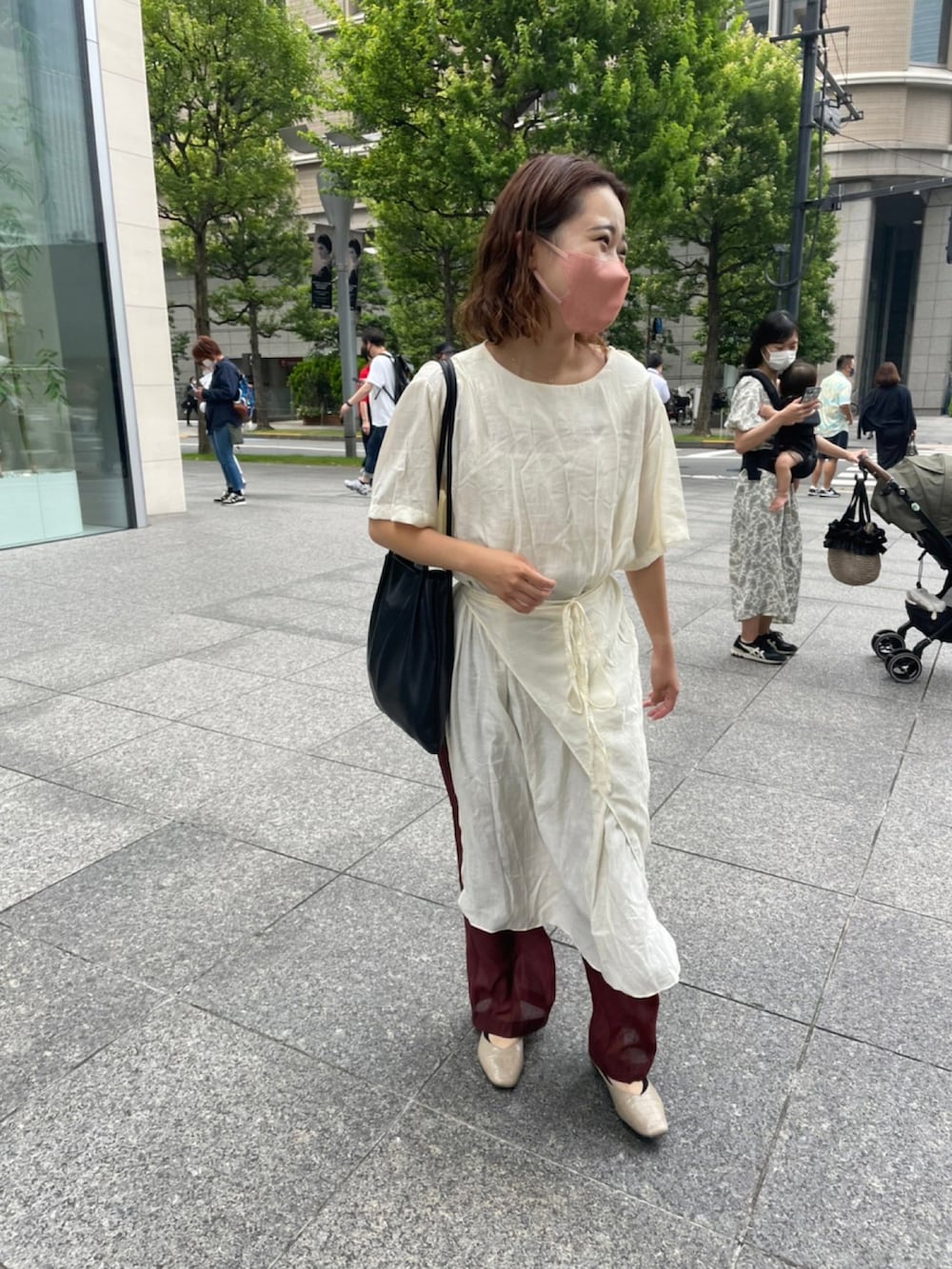 ベージュ系のワンピースを着用したレディースの春コーディネートの3枚目の写真