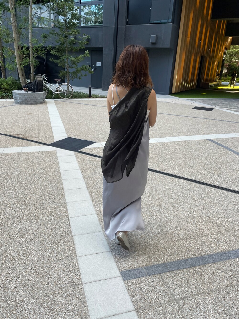 シルバー系のパンプス、ブラック系のシャツ/ブラウス、ホワイト系のトートバッグを着用したレディースの春コーディネートの5枚目の写真