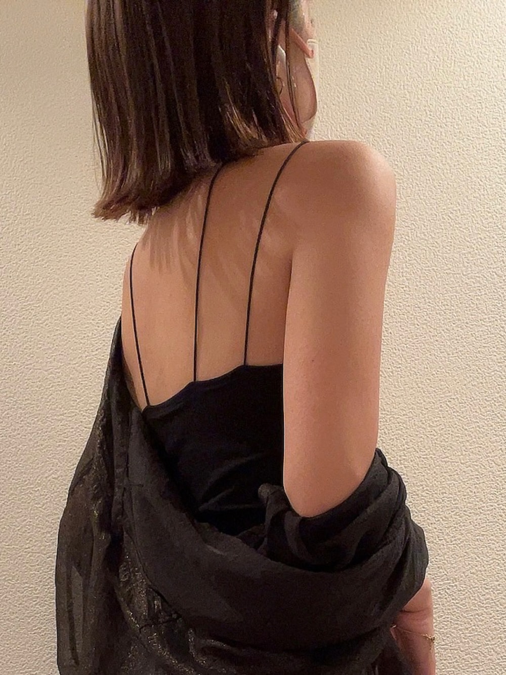 ブラック系のシャツ/ブラウス、ブルー系のデニムパンツを着用したレディースの春コーディネートの2枚目の写真