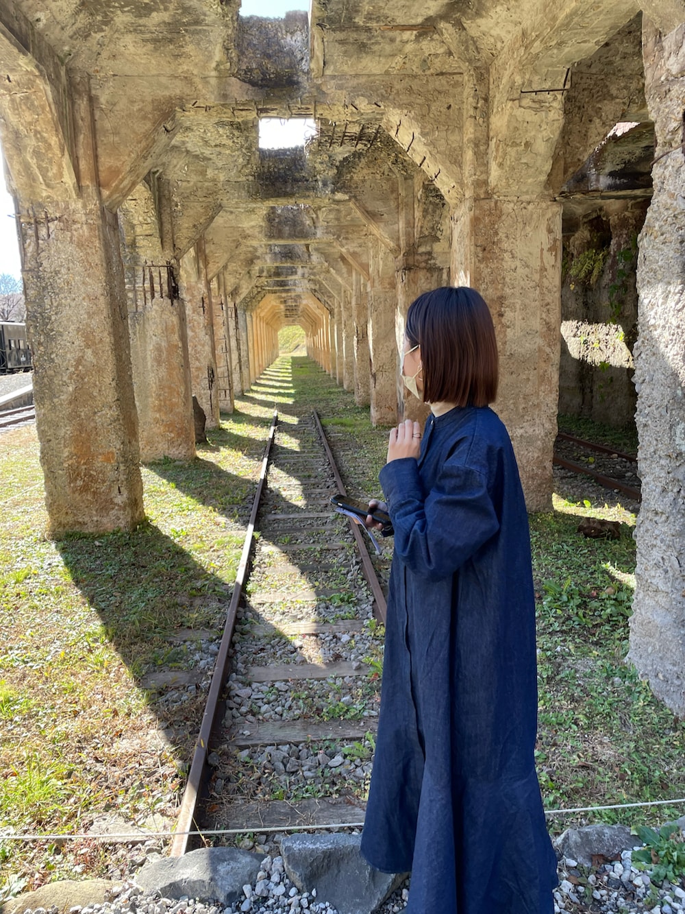 ブルー系のワンピースを着用したレディースの春コーディネートの2枚目の写真