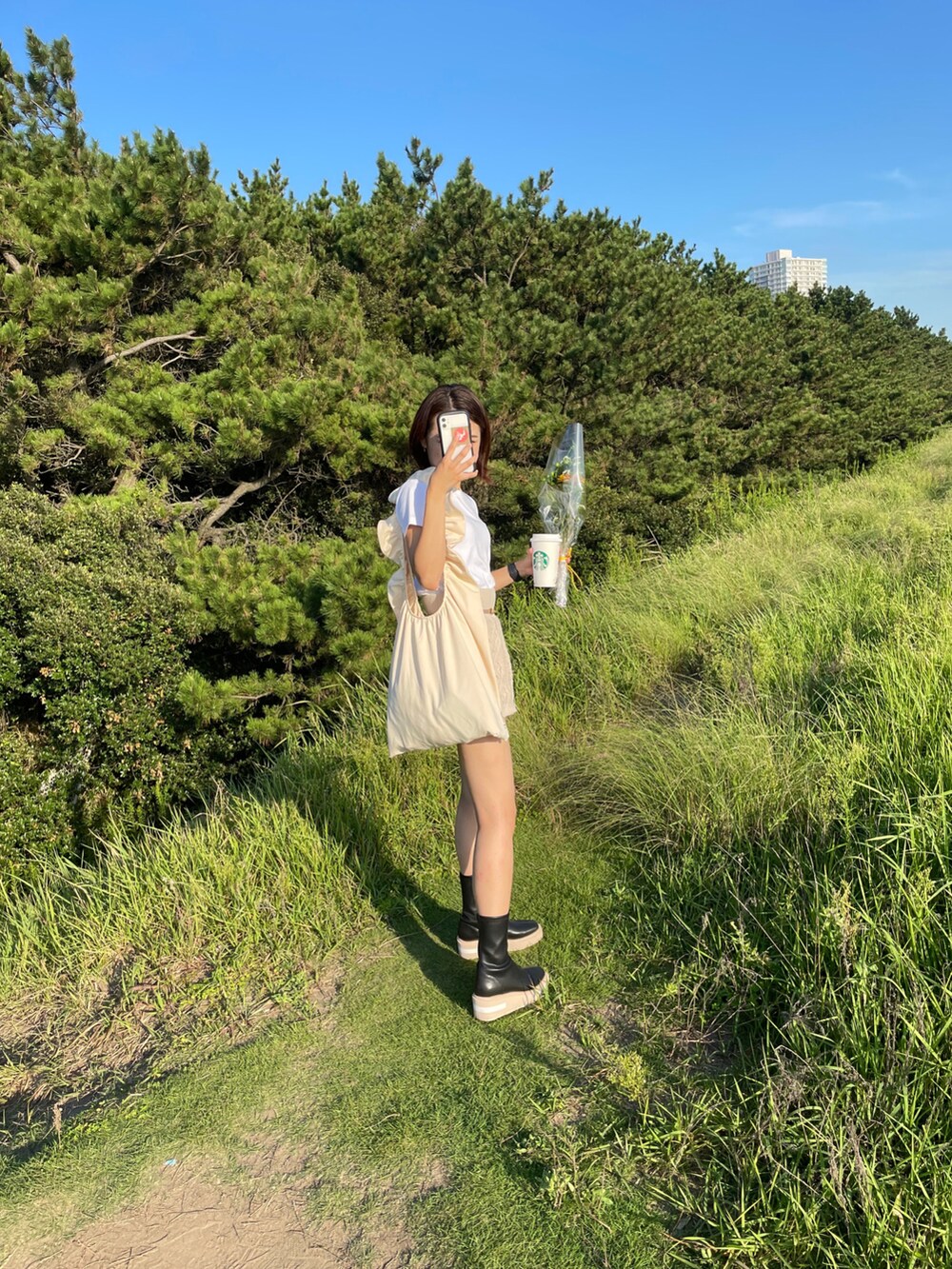 ホワイト系のTシャツ/カットソーを着用したレディースの春コーディネートの2枚目の写真