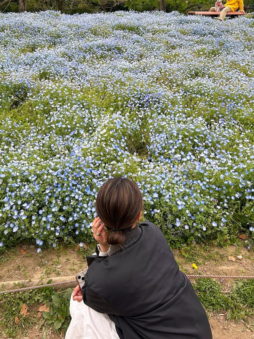 ホワイト系のワンピース、グレー系のジャケット/アウター、ブラック系のスニーカーを着用したレディースの春コーディネートの3枚目の写真