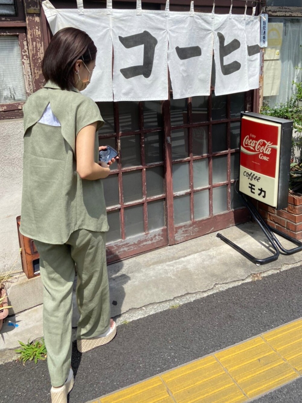 ベージュ系のサンダル、グレー系のトートバッグ、ホワイト系のタンクトップを着用したレディースの春コーディネートの2枚目の写真