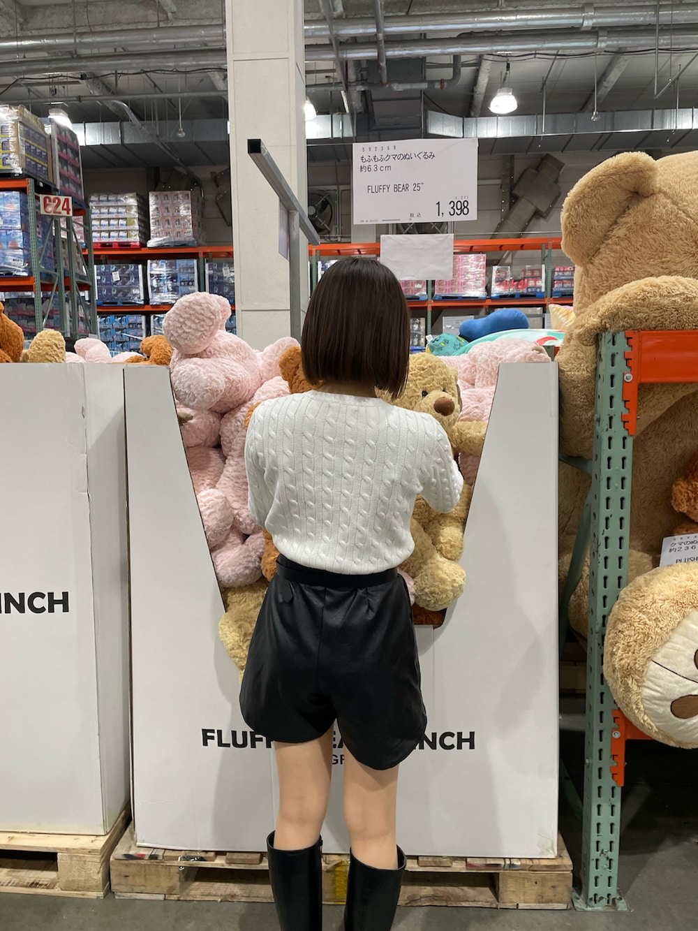 ホワイト系のニット/セーター、ブラック系のその他パンツを着用したレディースの春コーディネートの3枚目の写真