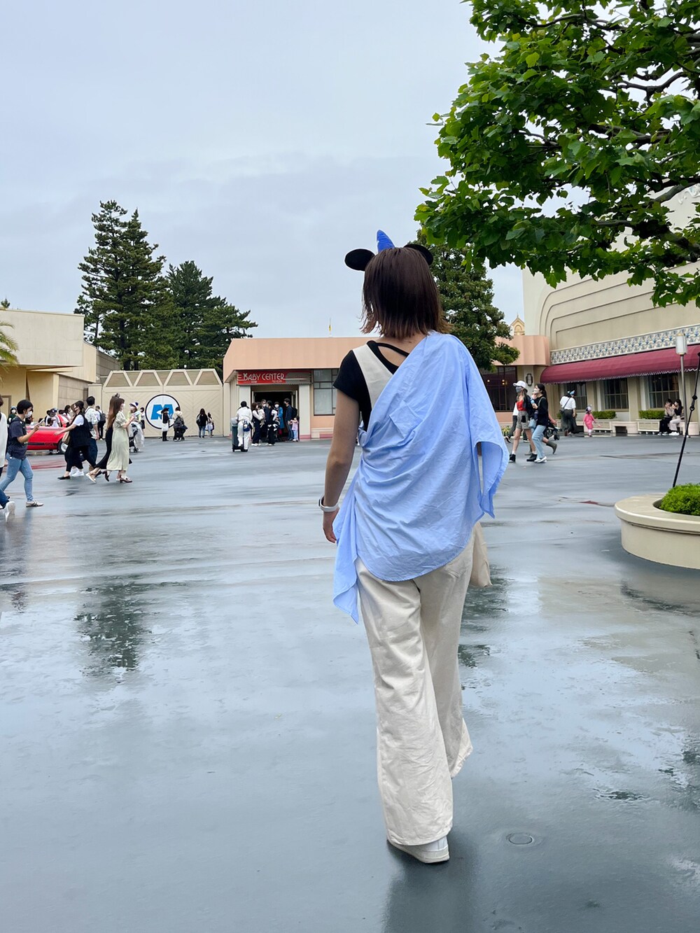 ホワイト系のトートバッグ、ブルー系のシャツ/ブラウスを着用したレディースの春コーディネートの2枚目の写真