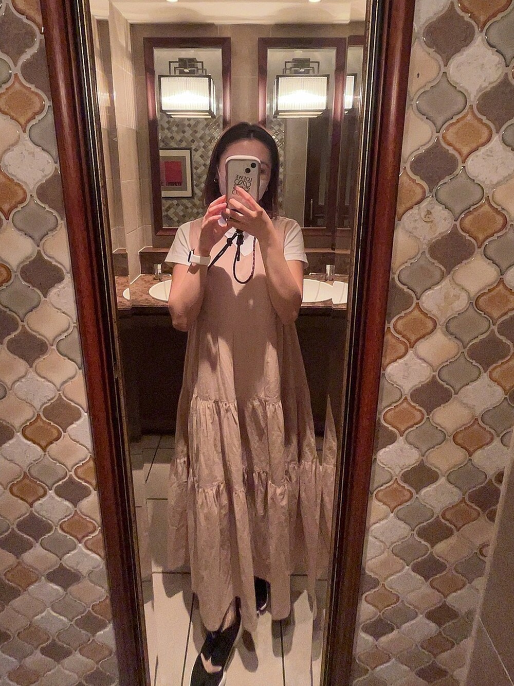 ホワイト系のTシャツ/カットソーを着用したレディースの春コーディネートの2枚目の写真