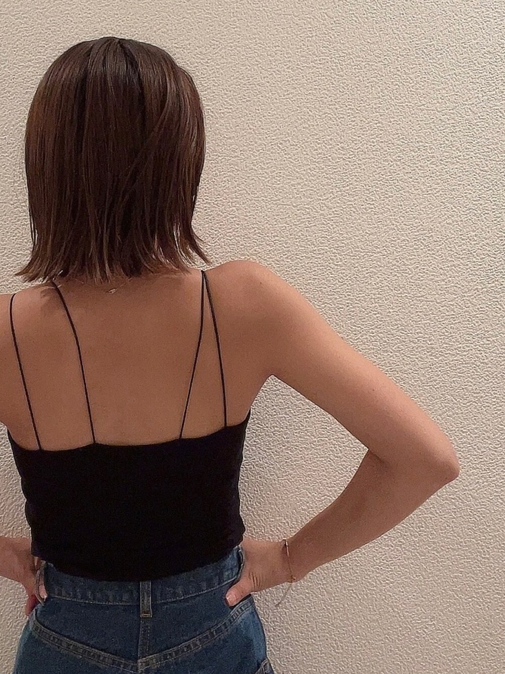 ブラック系のシャツ/ブラウス、ブルー系のデニムパンツを着用したレディースの春コーディネートの4枚目の写真