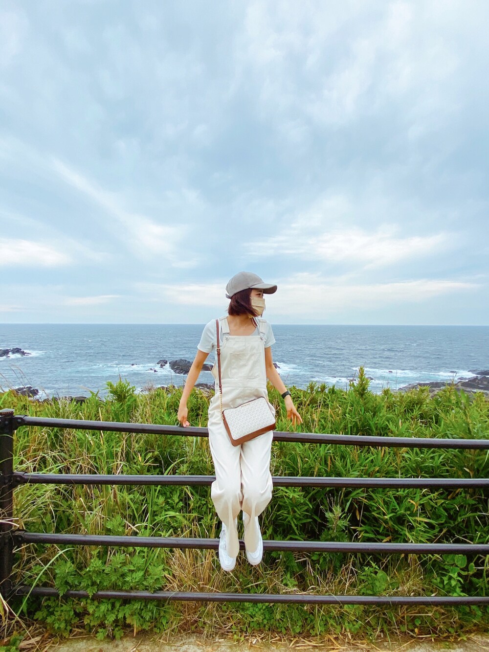 「earth music&ecologyのアイテム（オールインワン・サロペット、ベージュ系）」を使った、karacoco211さん（レディース・158cm）の春コーディネートの2枚目の写真