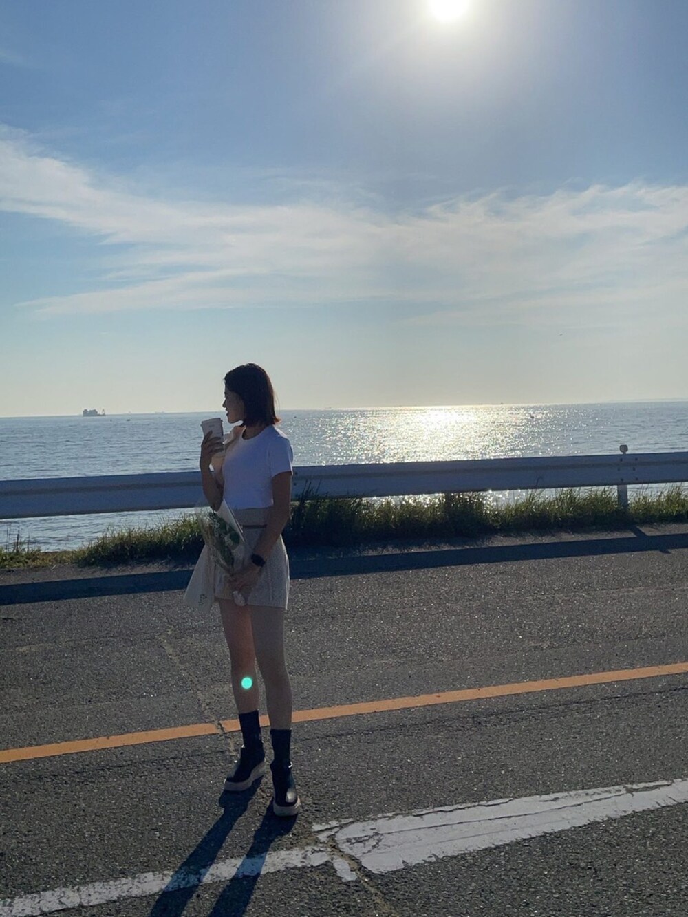 ホワイト系のTシャツ/カットソーを着用したレディースの春コーディネートの3枚目の写真