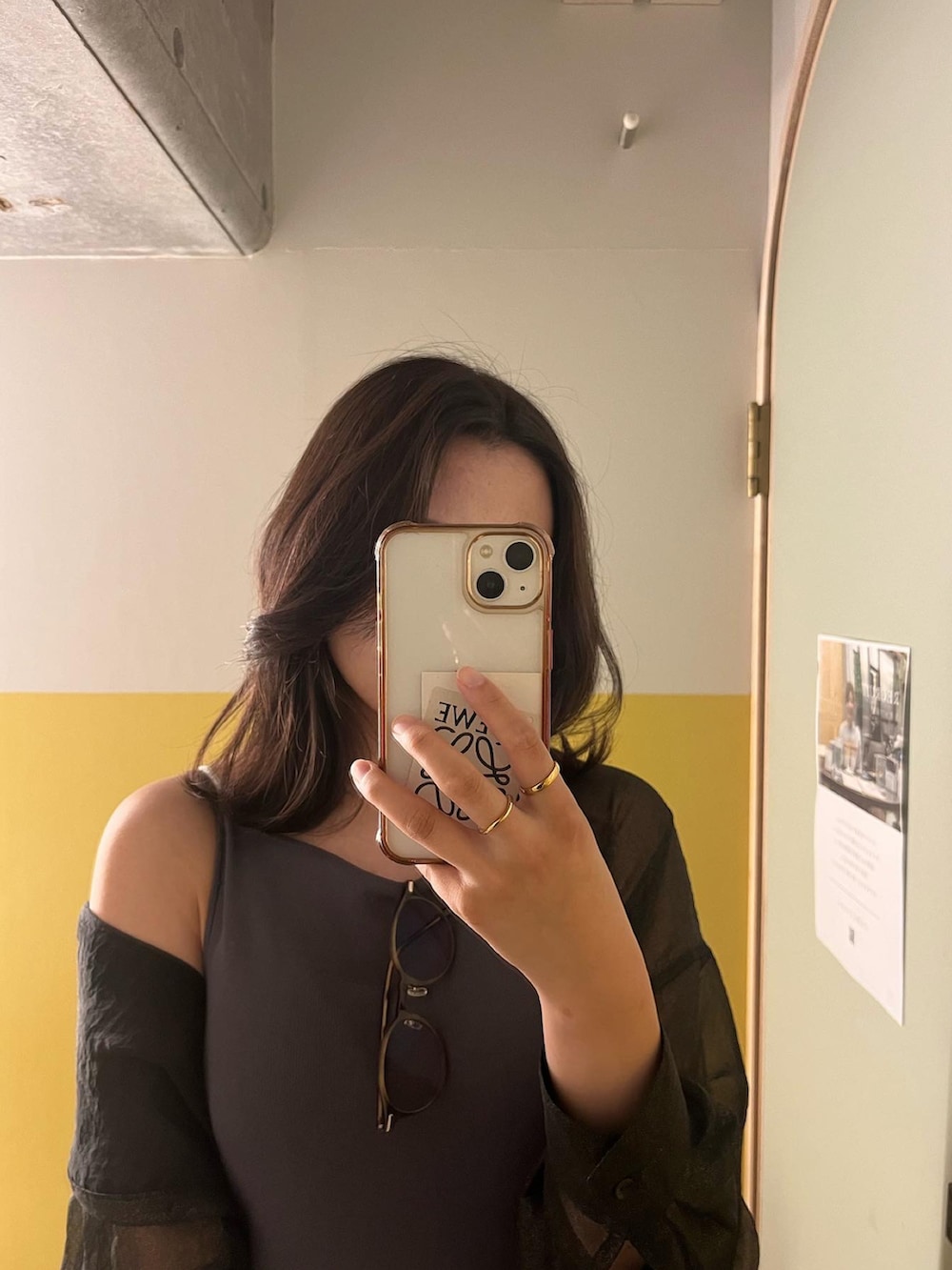 グレー系のワンピース、ブラック系のシャツ/ブラウス、ブラウン系のサングラスを着用したレディースの春コーディネートの2枚目の写真