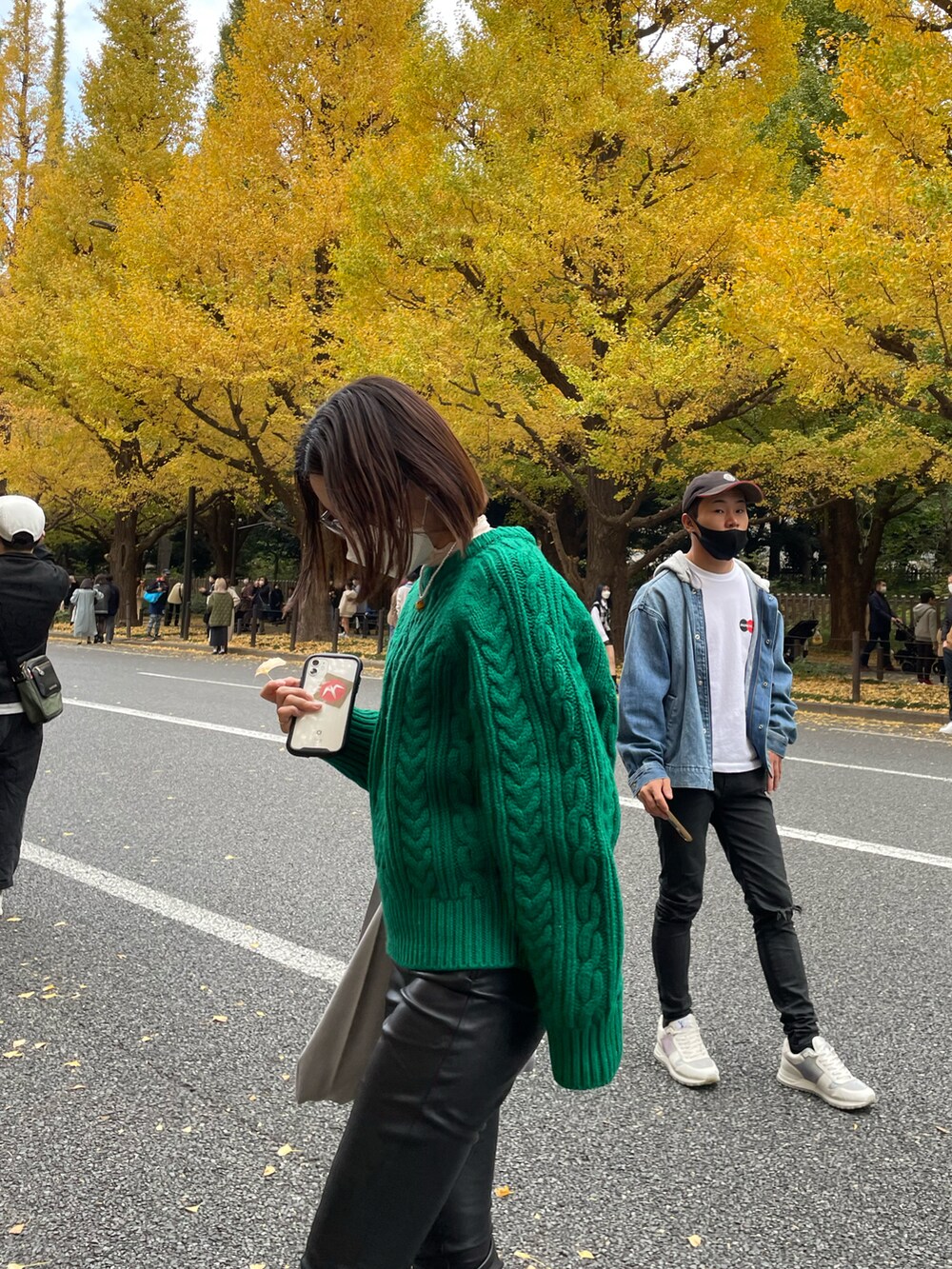 グリーン系のニット/セーター、ブラック系のその他パンツ、イエロー系のネックレスを着用したレディースの春コーディネートの2枚目の写真