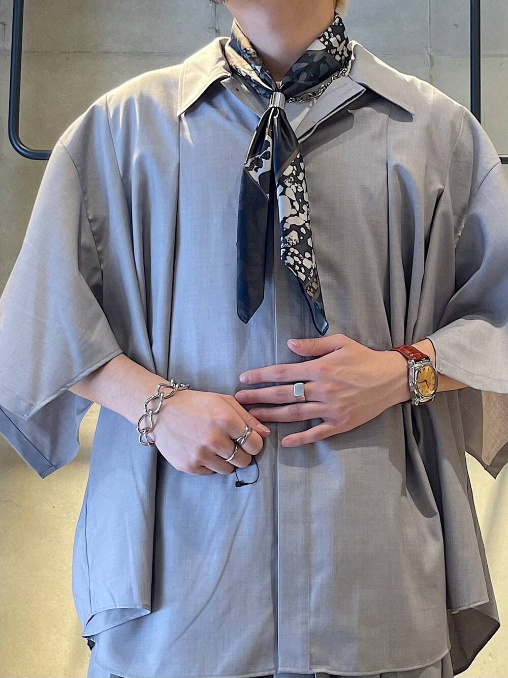 グレー系のその他パンツ、グレー系のシャツ/ブラウス、ブラック系のドレスシューズを着用したメンズの夏コーディネートの2枚目の写真