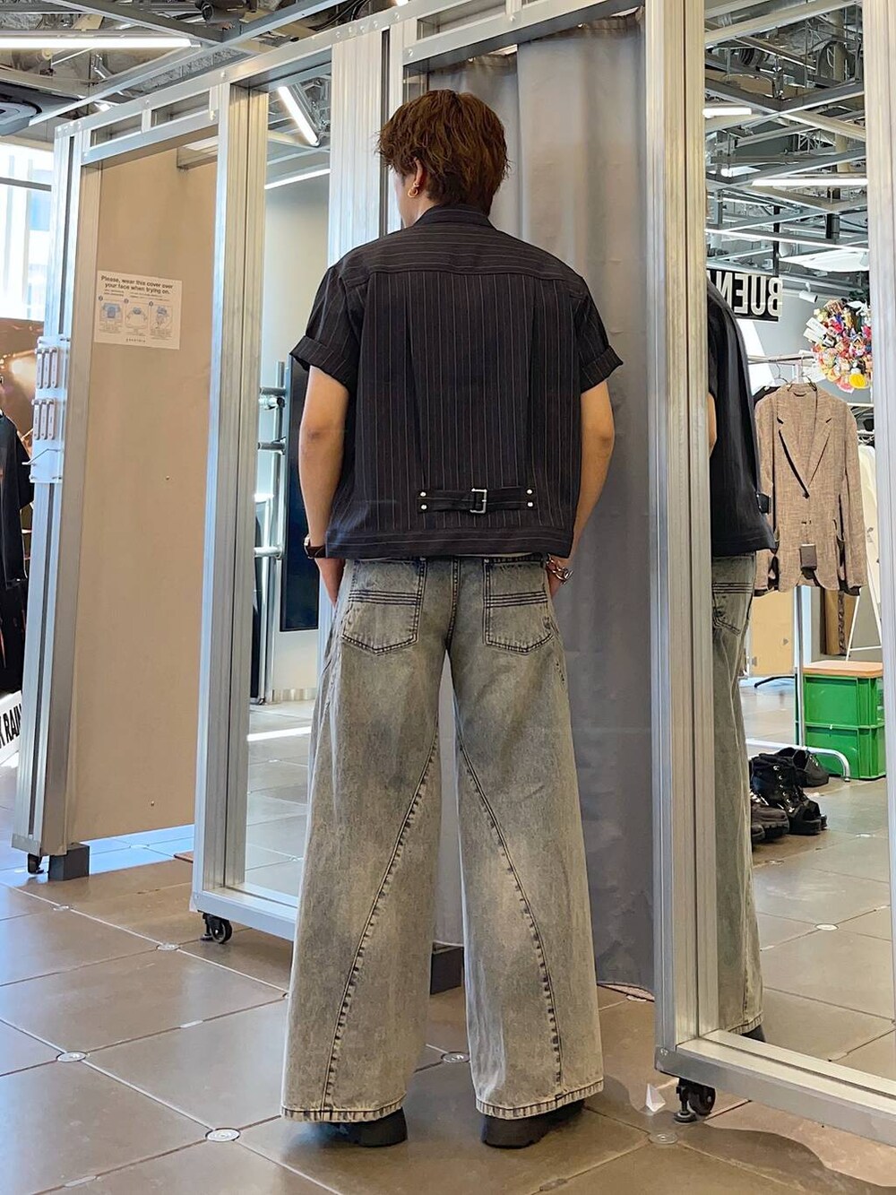 ブラック系のドレスシューズ、ブルー系のデニムパンツ、その他のシャツ/ブラウスを着用したメンズの春コーディネートの2枚目の写真