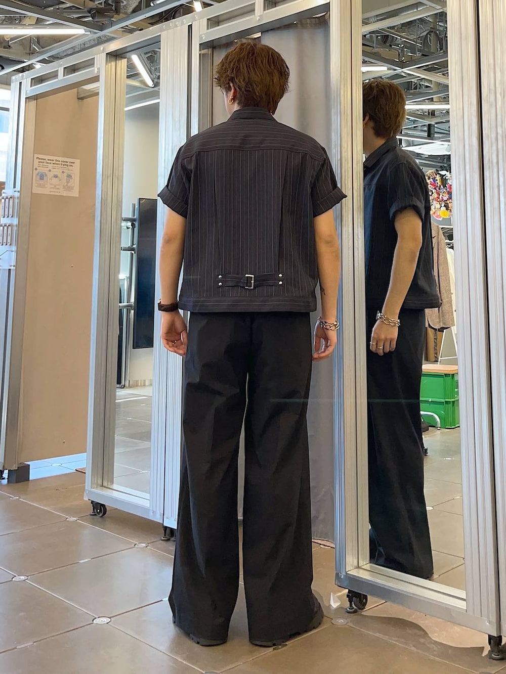 ブラック系のスラックス、その他のシャツ/ブラウス、ホワイト系のTシャツ/カットソーを着用したメンズの春コーディネートの2枚目の写真