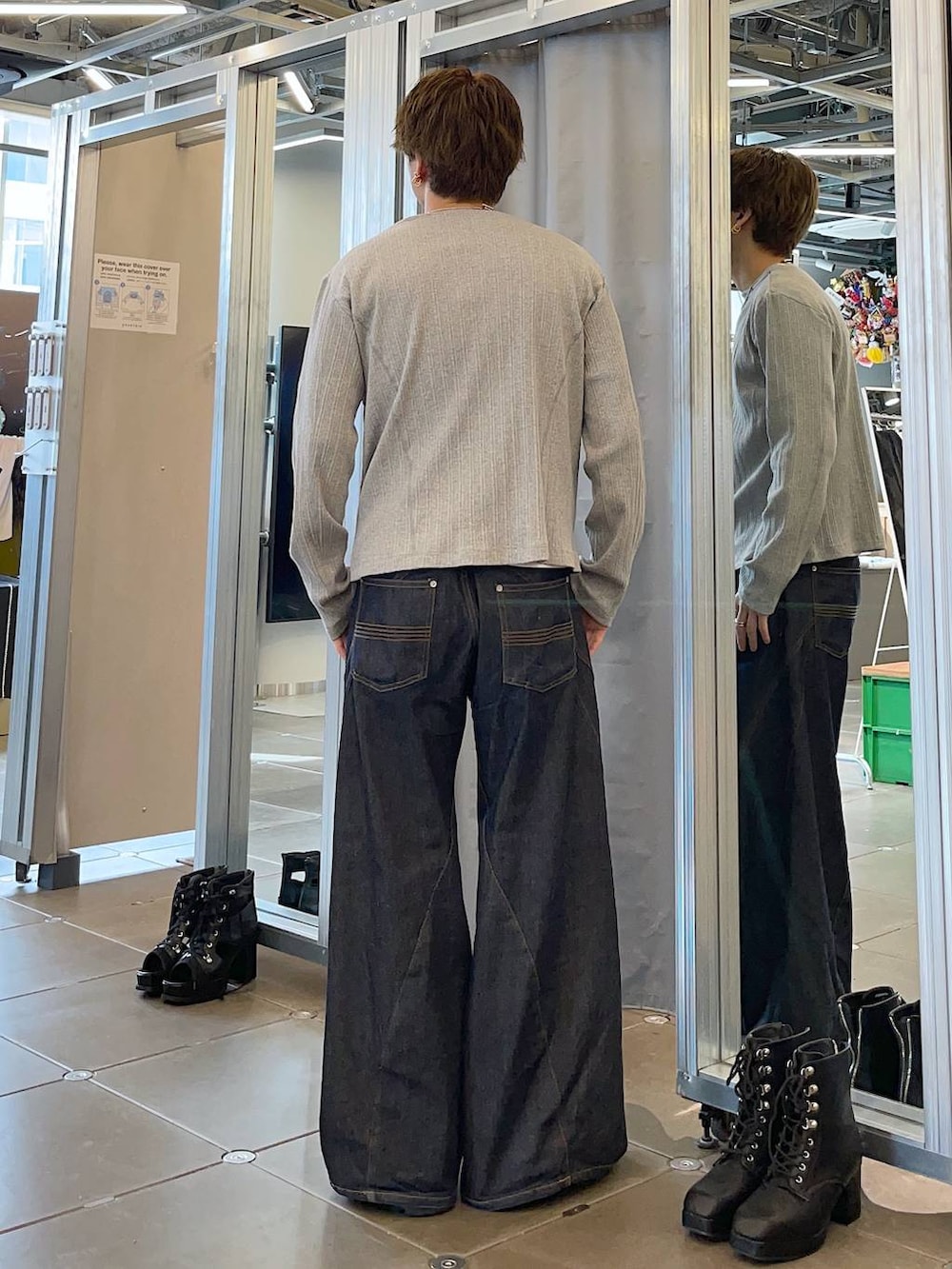 ブラック系のドレスシューズ、ブルー系のデニムパンツ、グレー系のTシャツ/カットソーを着用したメンズの春コーディネートの2枚目の写真