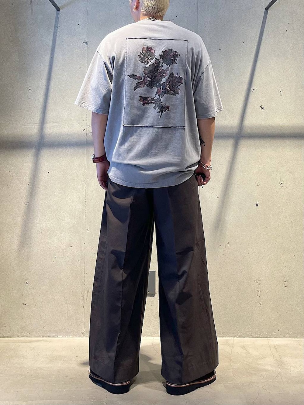「ストリート、ワントーン、モード、休日コーデ、デート/ロマンティック、きれいめ、リング、ネックレス、HARE、Tシャツ、ワイドパンツ、オーバーサイズ、スラックス、夏コーデ、サンダル」｜「HAREの【MADE IN JAPAN】ステンレスブレスレット(HARE)（ブレスレット、シルバー系）」を使った、andy83さん（メンズ・174cm）の夏コーディネートの2枚目の写真