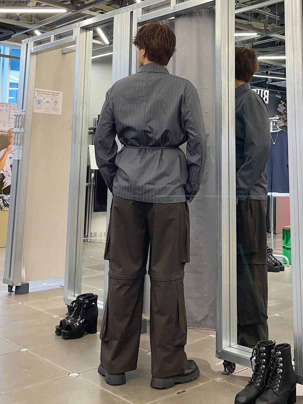 ブラック系のドレスシューズ、ブラウン系のカーゴパンツ、グレー系のシャツ/ブラウスを着用したメンズの春コーディネートの2枚目の写真