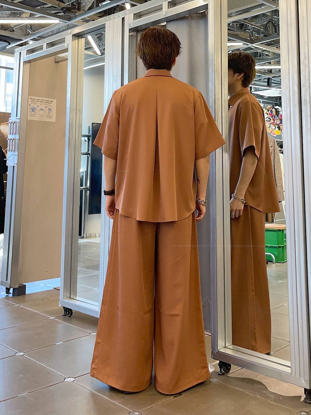 ブラック系のドレスシューズ、オレンジ系のスラックス、オレンジ系のシャツ/ブラウスを着用したメンズの春コーディネートの2枚目の写真