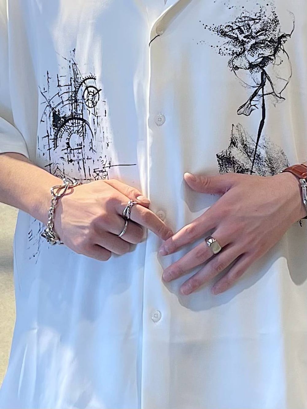 ブラック系のスラックス、ホワイト系のTシャツ/カットソー、ホワイト系のシャツ/ブラウスを着用したメンズの春コーディネートの2枚目の写真