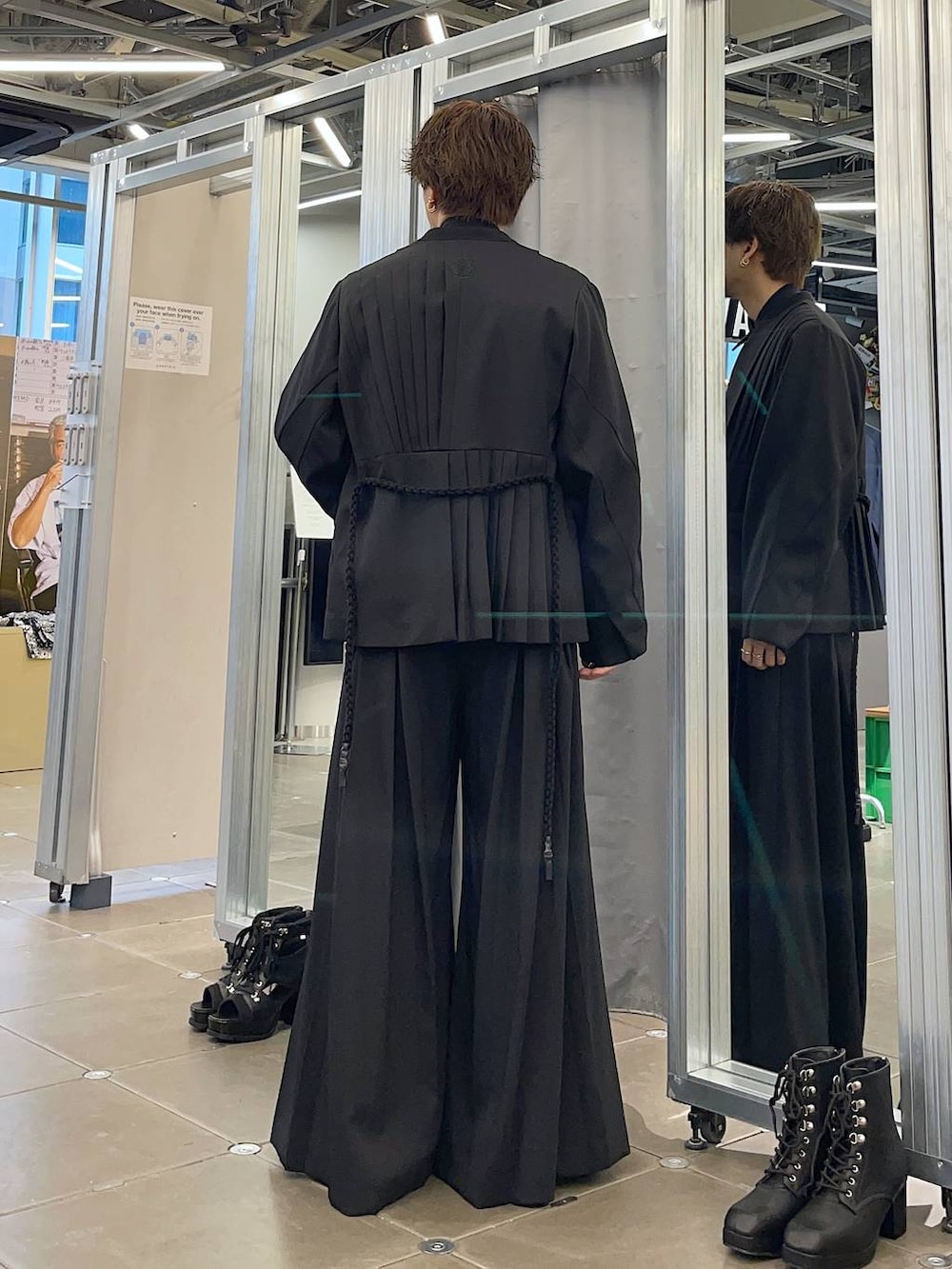 ブラック系のドレスシューズ、ブラック系のノーカラージャケット、ブラック系のデニムパンツを着用したメンズの春コーディネートの2枚目の写真