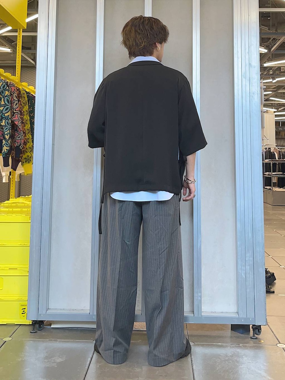 ブラック系のドレスシューズ、グレー系のスラックス、ブラック系のテーラードジャケットを着用したメンズの春コーディネートの2枚目の写真