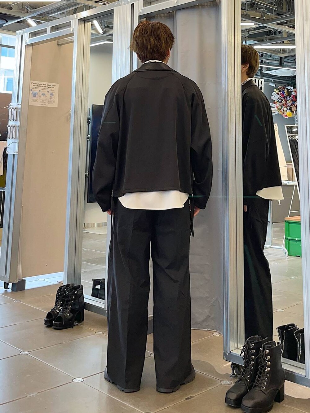 ホワイト系のシャツ/ブラウス、ブラック系のドレスシューズ、ブラック系のブルゾンを着用したメンズの春コーディネートの2枚目の写真