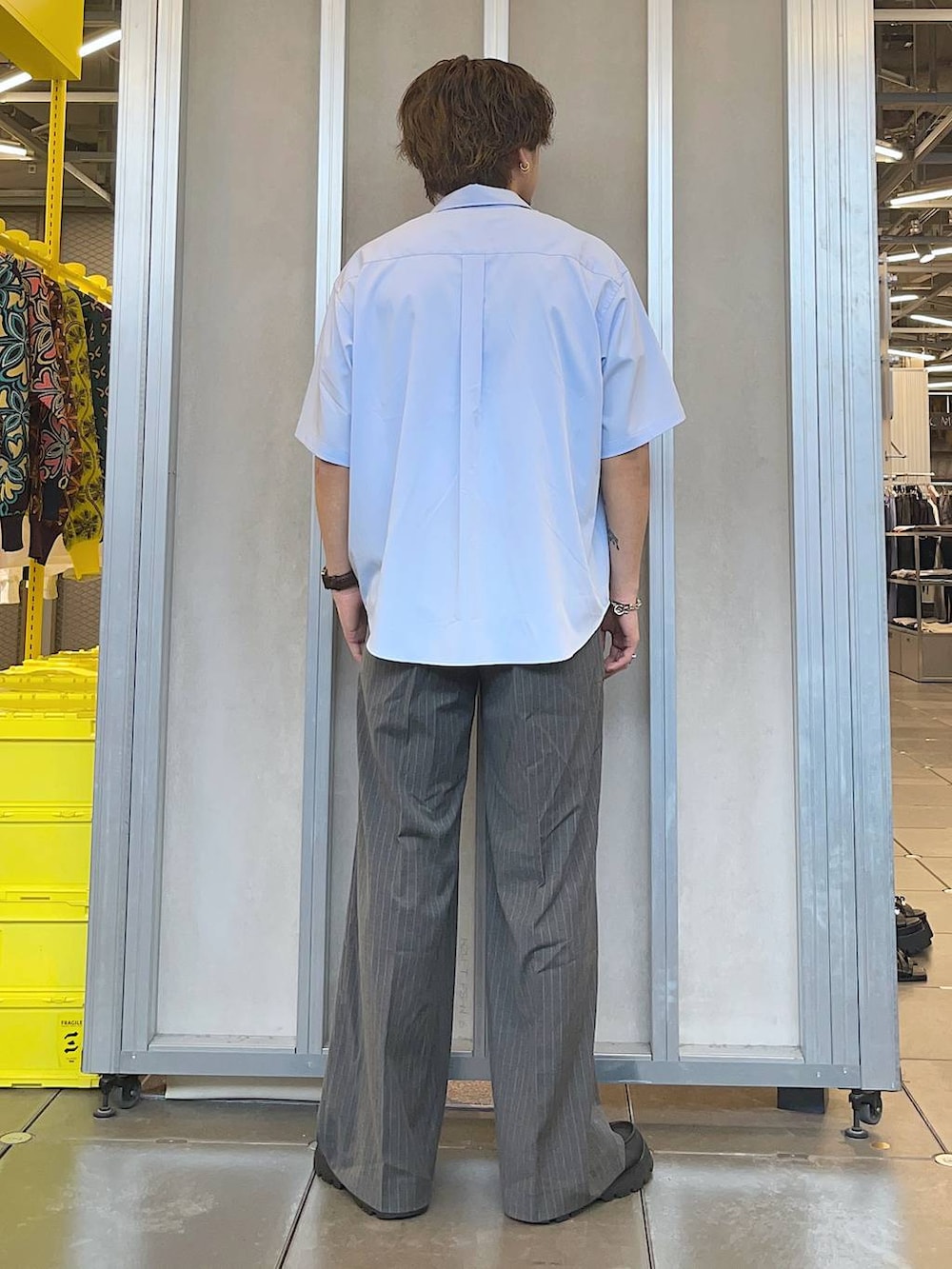 ブラック系のドレスシューズ、グレー系のスラックス、ブルー系のシャツ/ブラウスを着用したメンズの春コーディネートの2枚目の写真