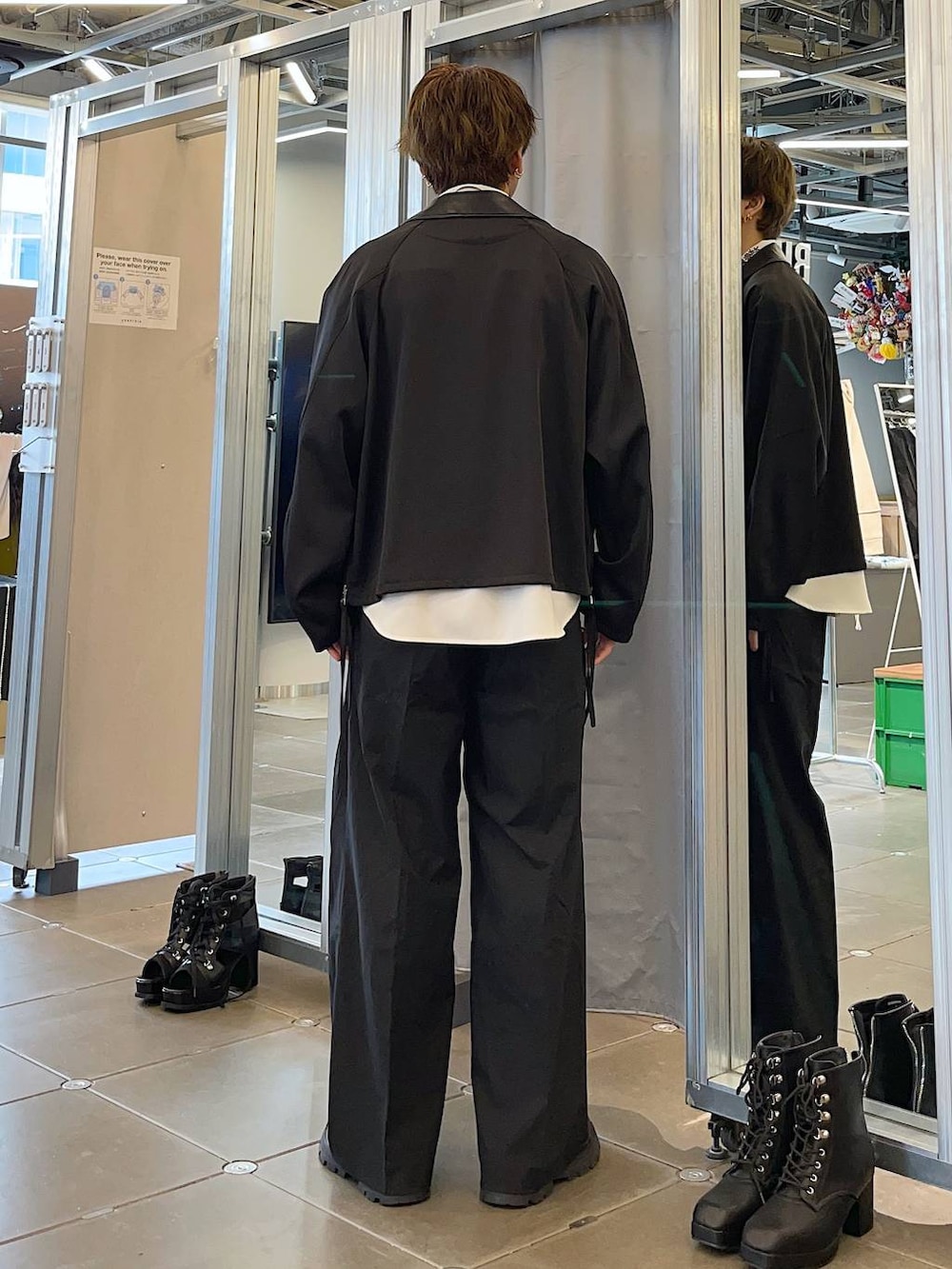 ホワイト系のシャツ/ブラウス、ブラック系のドレスシューズ、ブラック系のスラックスを着用したメンズの春コーディネートの2枚目の写真