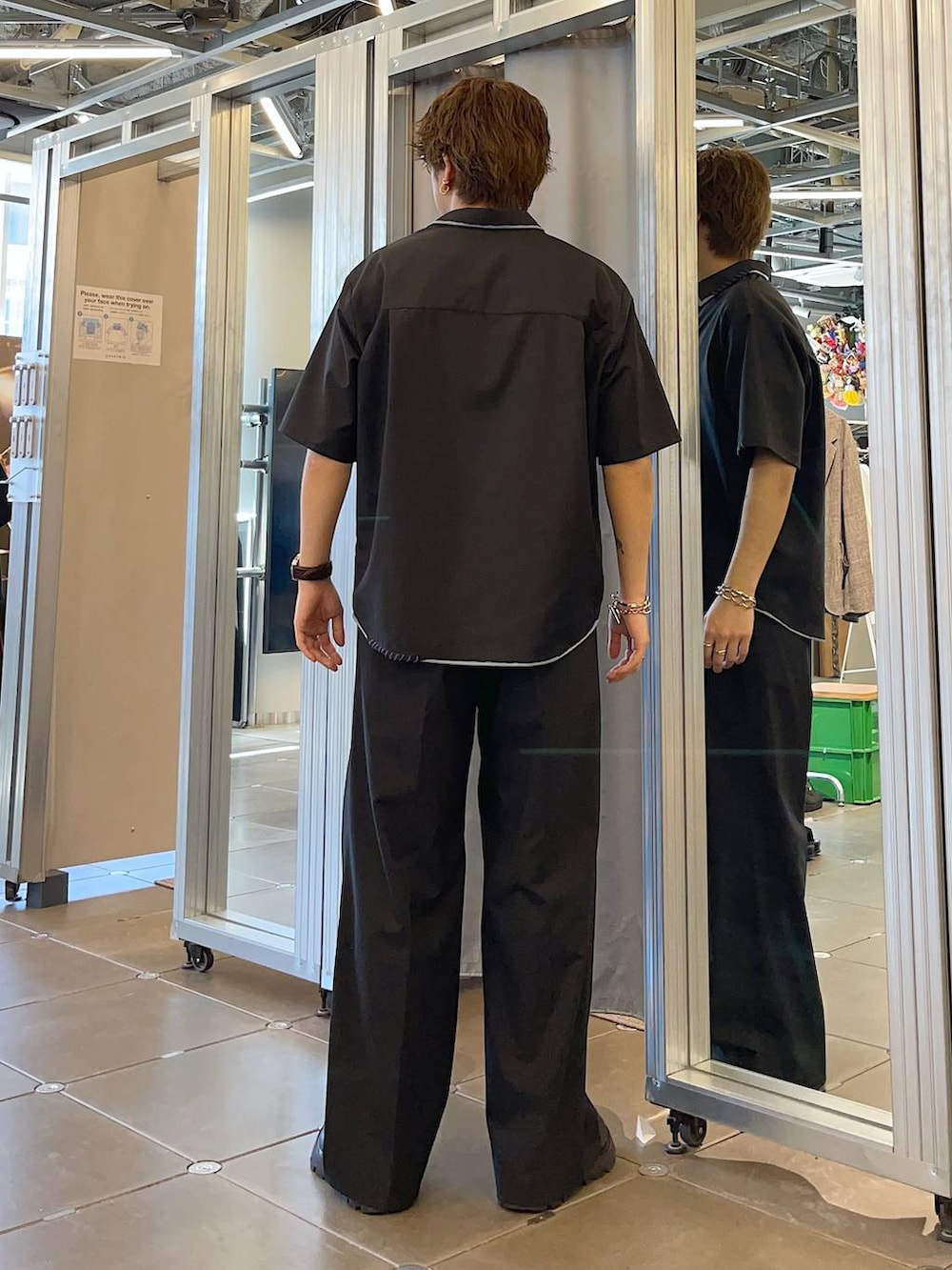 ブラック系のドレスシューズ、ブラック系のスラックス、ホワイト系のTシャツ/カットソーを着用したメンズの春コーディネートの2枚目の写真